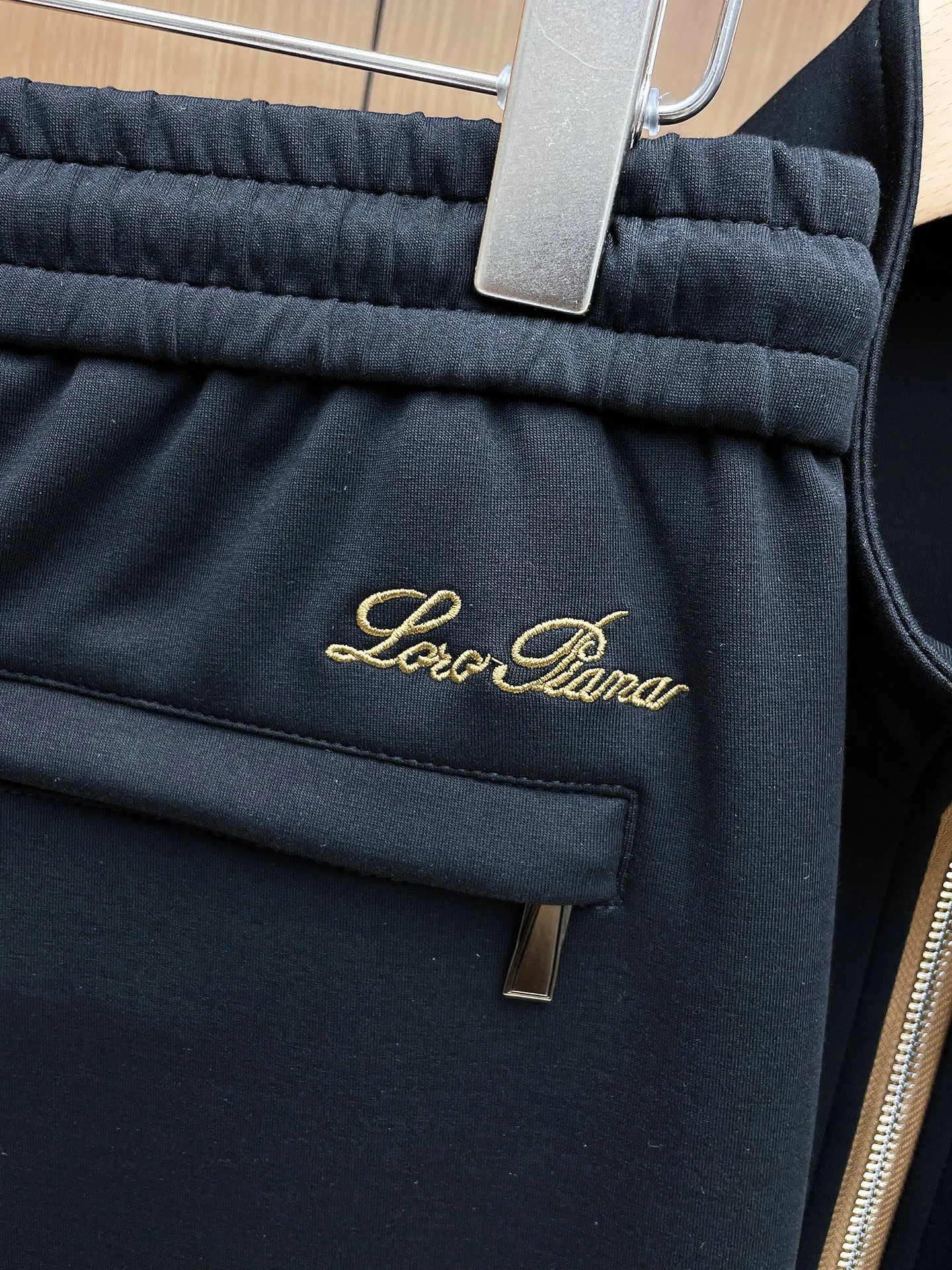 LP New Arrival counter Same Style casual suit, Breathable, comfortable and casual! Full of high-end feel! The details are exquisite and high-end, and the workmanship is impeccable! The original Premium fabric is very high-end! The fabric is crisp and anti-wrinkle Wear-Resistant, warm, neat and stylish. Everyone must buy a set this autumn and winter. They must look cool and cool when wearing them. We especially recommend Sizes M-3XL